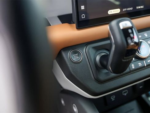 Used 2024 Land Rover Defender 110 SE image 20