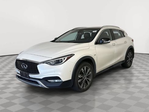 Used 2018 INFINITI QX30 Premium w/ Navigation Package AWD/4WD image 3