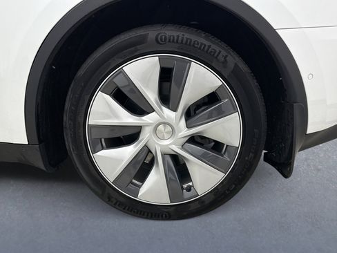 Used 2022 Tesla Model Y Long Range image 21