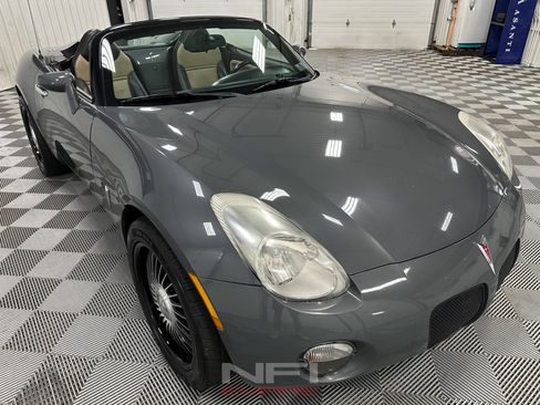 Used 2008 Pontiac Solstice Convertible w/ Premium Package RWD image 9