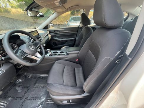 Used 2025 Nissan Altima 2.5 SV FWD image 27