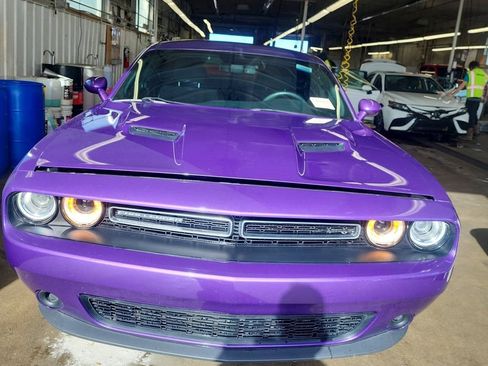 Used 2023 Dodge Challenger SXT image 2