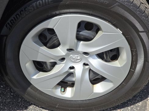 Used 2020 Toyota RAV4 LE FWD image 3