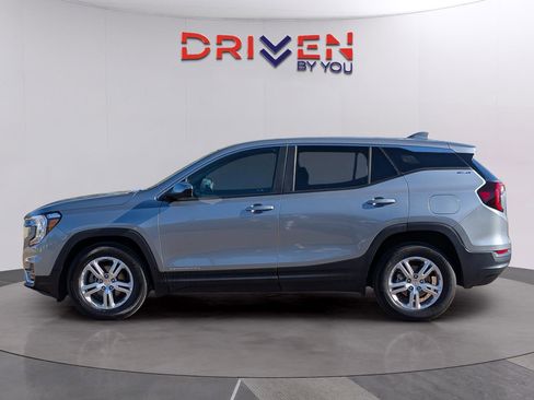 Used 2024 GMC Terrain SLE image 2