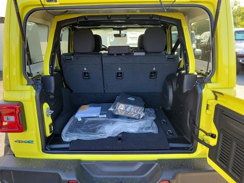 New 2023 Jeep Wrangler Unlimited Rubicon 4xe w/ Cold Weather Group image 19