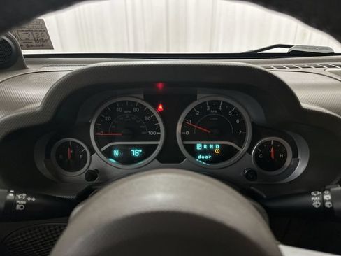 Used 2009 Jeep Wrangler Unlimited Sahara w/ Dual Top Group AWD/4WD image 13
