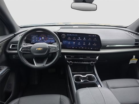 Used 2025 Chevrolet Traverse LT image 14