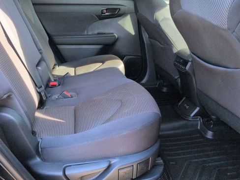 Used 2021 Toyota Highlander LE FWD image 18