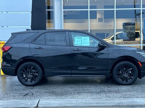 Used 2024 Chevrolet Equinox LS w/ LS Convenience Package image 3