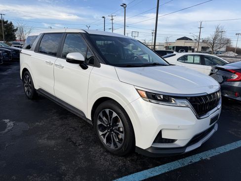 Used 2024 Kia Carnival EX image 2