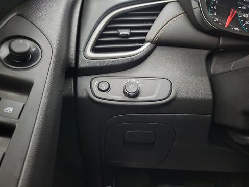 Used 2022 Chevrolet Trax LT w/ LT Convenience Package image 18