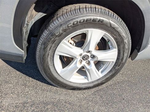 Used 2023 Toyota Highlander LE image 12