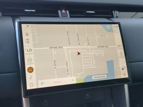 Used 2025 Land Rover Discovery Sport S image 31