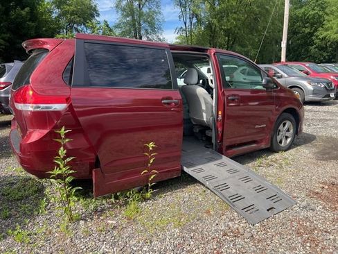 Used 2011 Toyota Sienna w/ Towing Pkg FWD image 7