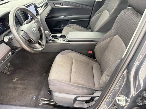 Used 2025 Toyota Camry LE FWD image 5