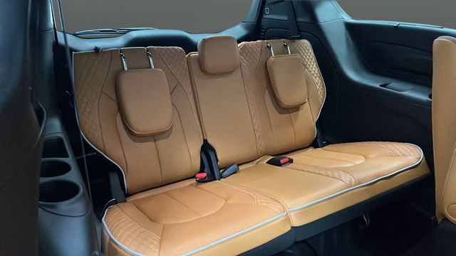Used 2023 Chrysler Pacifica Pinnacle FWD image 26