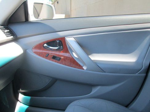 Used 2011 Toyota Camry XLE w/ SE/XLE Extra-Value Pkg image 18