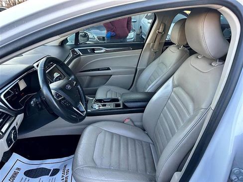 Used 2017 Ford Fusion SE w/ Fusion SE Technology Package image 10