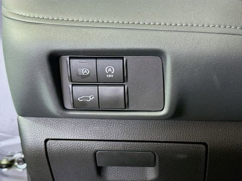 Used 2025 Toyota Highlander XLE image 11