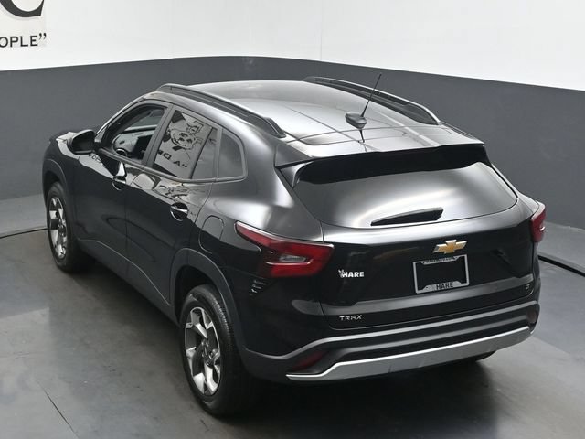 Used 2025 Chevrolet Trax LT FWD image 46