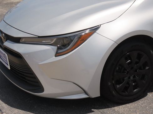 Used 2024 Toyota Corolla LE FWD image 3