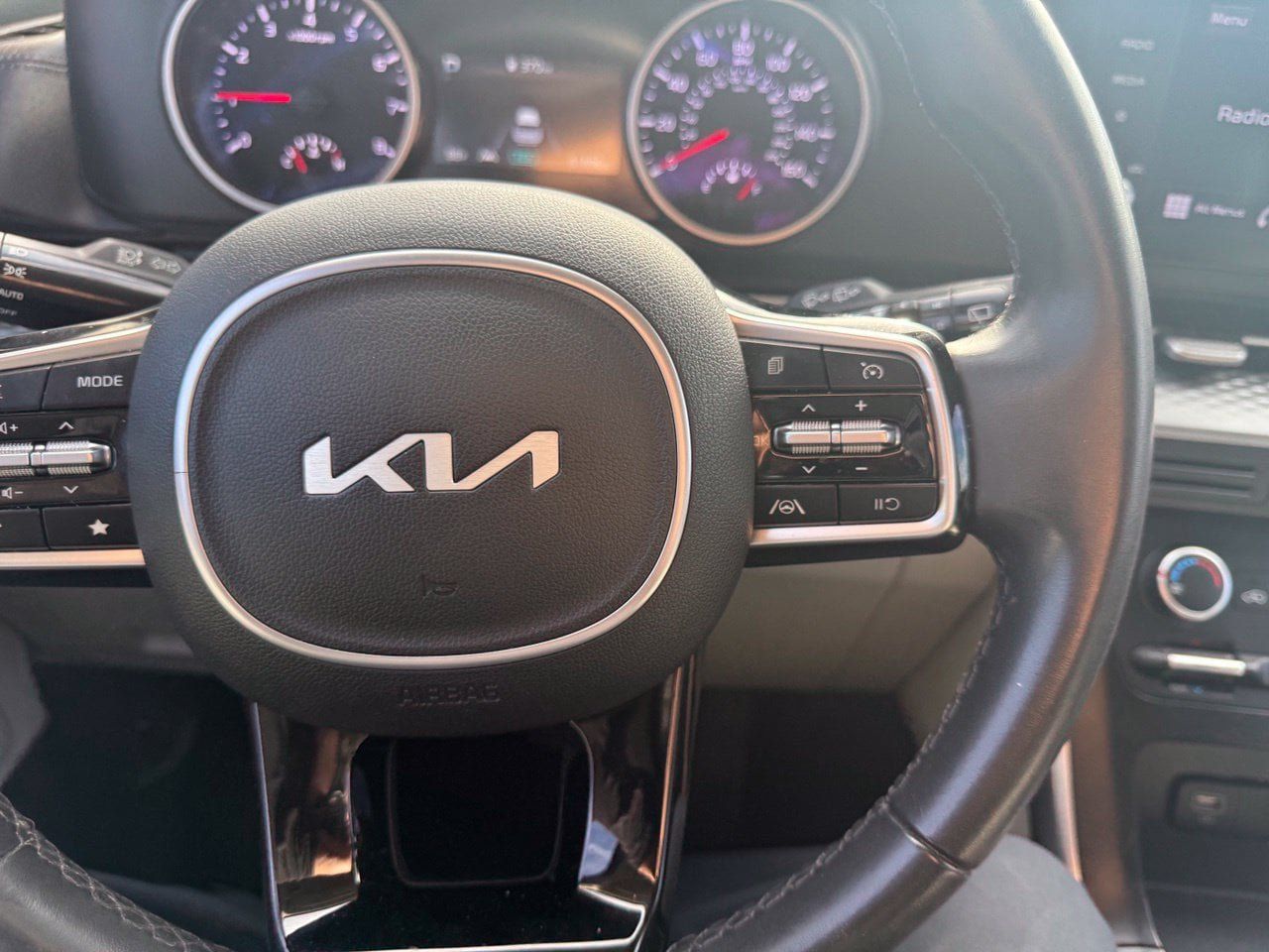 Used 2022 Kia Carnival LX FWD image 21