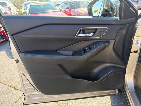 Used 2025 Nissan Rogue Platinum w/ Platinum Premium Package image 10