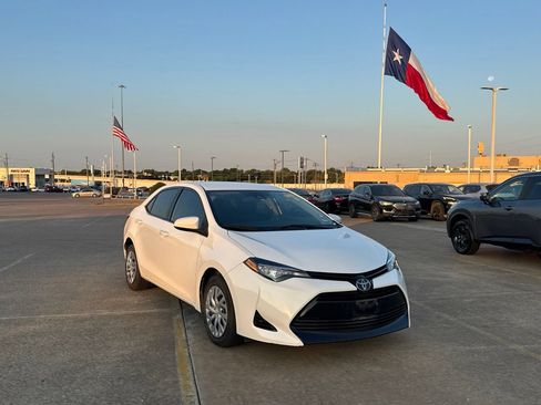 Used 2017 Toyota Corolla LE FWD image 2