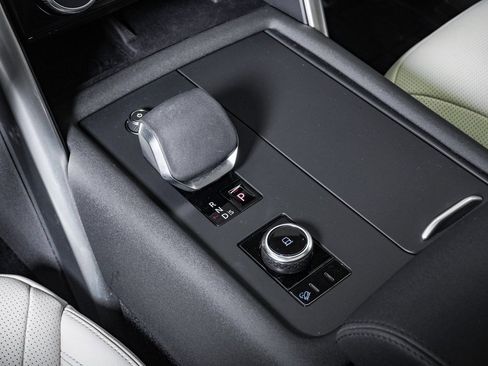 Used 2025 Land Rover Discovery S image 27