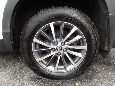 Used 2019 Toyota Highlander XLE AWD/4WD image 15