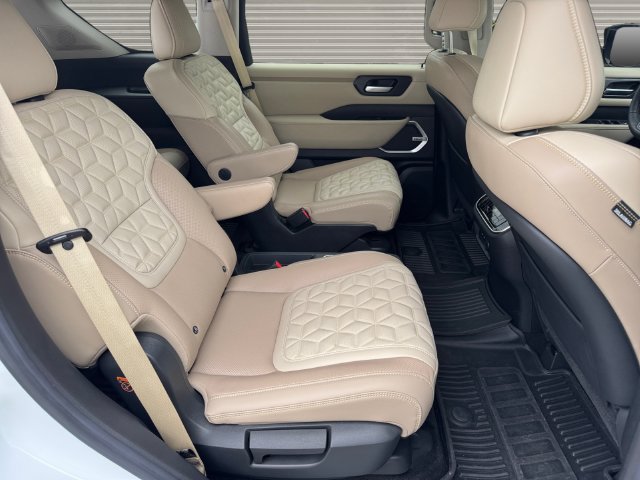 Used 2025 Nissan Armada Platinum Reserve AWD/4WD image 17