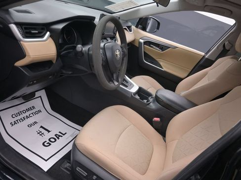 Used 2020 Toyota RAV4 XLE w/ Convenience Package FWD image 18