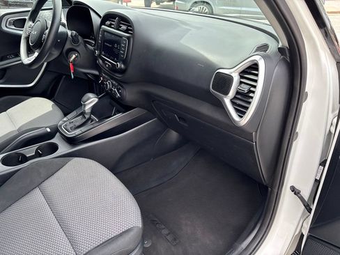 Used 2025 Kia Soul LX w/ LX Technology Package FWD image 25