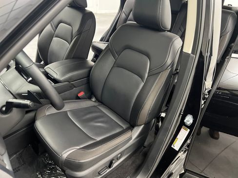 Used 2025 Nissan Pathfinder SL image 9