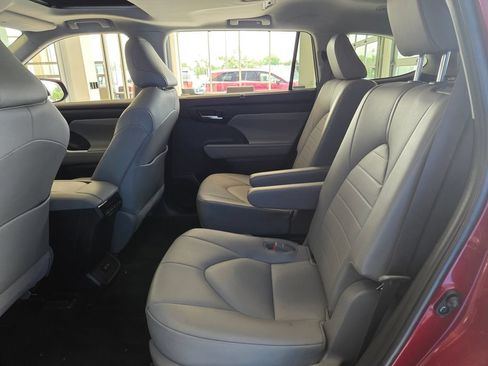 Used 2020 Toyota Highlander XLE AWD/4WD image 19