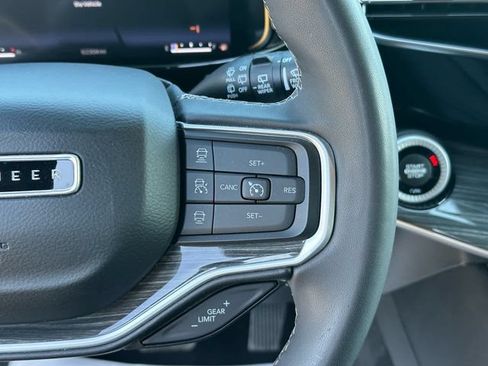 Used 2022 Jeep Wagoneer Series III w/ Premium Group I AWD/4WD image 15
