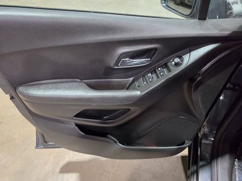 Used 2017 Chevrolet Trax LT w/ LT Convenience Package AWD/4WD image 22