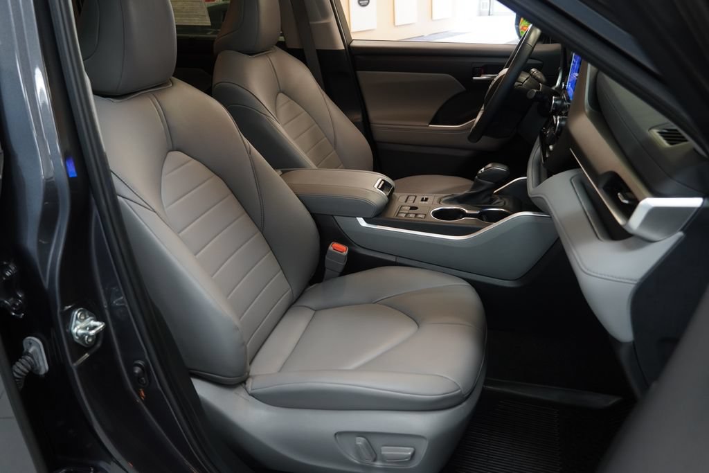 Used 2024 Toyota Highlander XLE AWD/4WD image 27