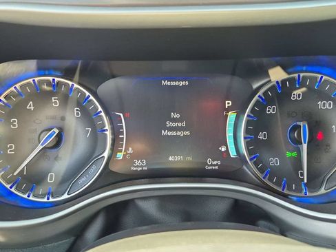 Used 2025 Chrysler Pacifica Select FWD image 16