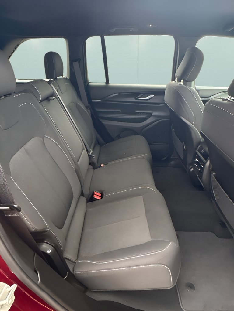 Used 2024 Jeep Grand Cherokee Laredo RWD image 18