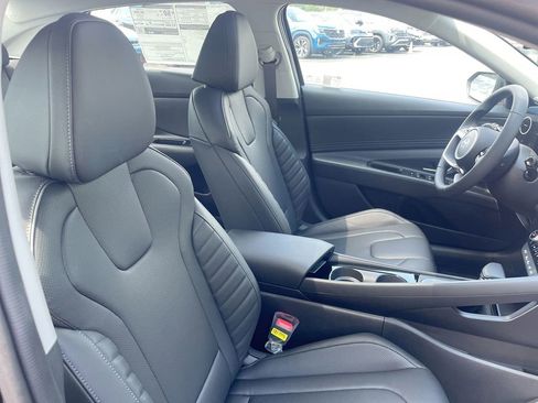 New 2025 Hyundai Elantra Limited image 50