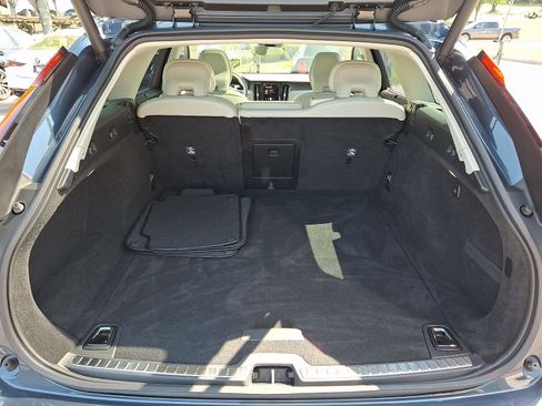 Certified 2025 Volvo V90 B6 Cross Country Ultra AWD/4WD image 28