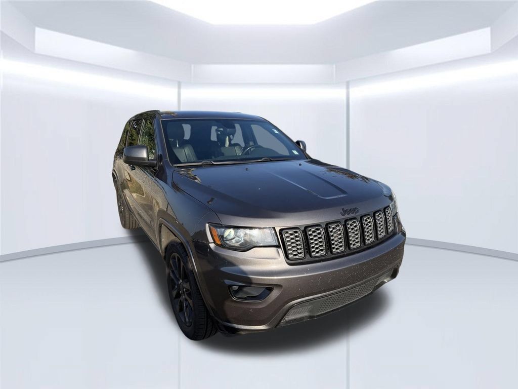 Used 2018 Jeep Grand Cherokee Altitude RWD image 2