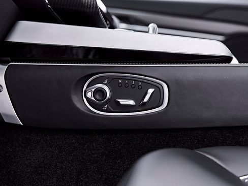 Used 2025 Aston Martin Vanquish RWD image 53