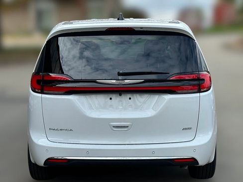 New 2026 Chrysler Pacifica Select image 4