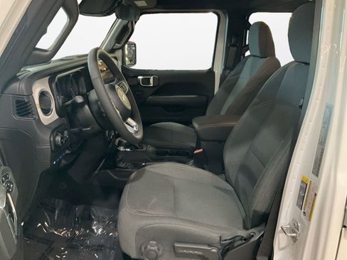 Used 2025 Jeep Wrangler Unlimited Sahara image 9