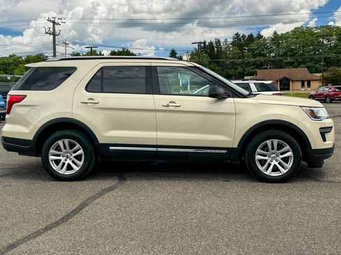 Used 2018 Ford Explorer XLT AWD/4WD image 2