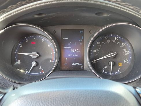 Used 2018 Toyota C-HR XLE FWD image 3