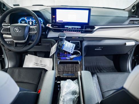 New 2026 Toyota Sienna Platinum image 21