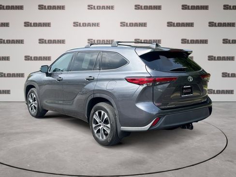 Used 2020 Toyota Highlander XLE AWD/4WD image 3